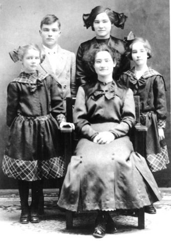 Aldrich children, from left: Lucy, Clarence, LuLu (sitting), Pearl, Ethel.